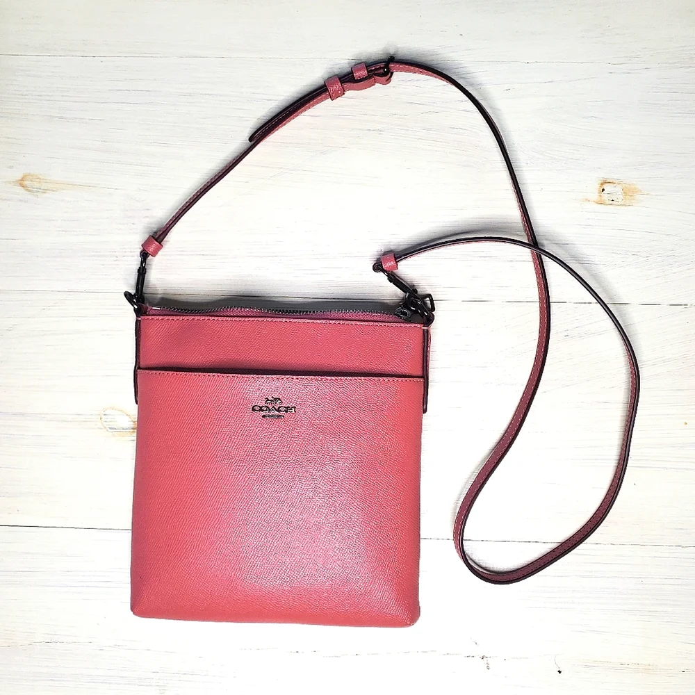 32) COACH Kitt Crossbody Cross-grain Messenger Bag